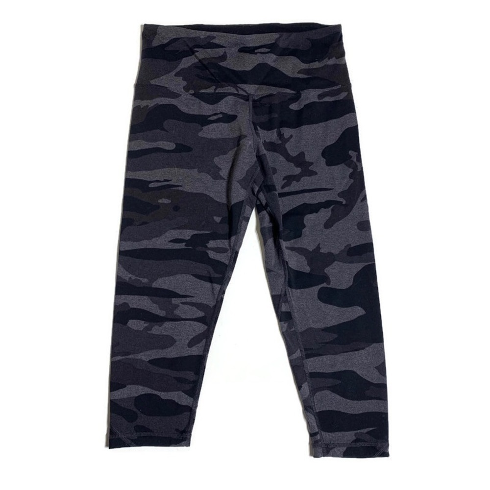 𝅺TUFF Athletics‎ camo capri leggings